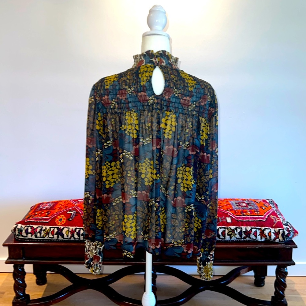 Zara floral blouse. Size M, but if your a small, it will work for you too. - Picture 3 of 4